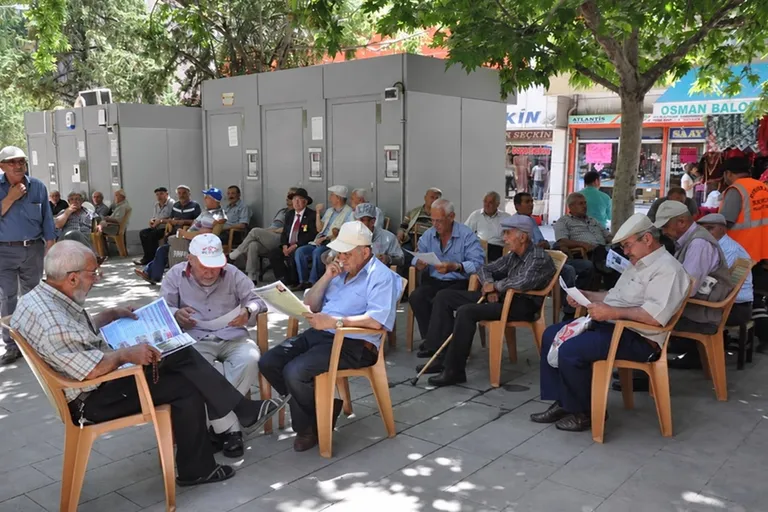 EN DÜŞÜK EMEKLİ AYLIĞI ASGARİ ÜCRETE EŞİTLENİYOR MU? TEKLİF KOMİSYONDA
